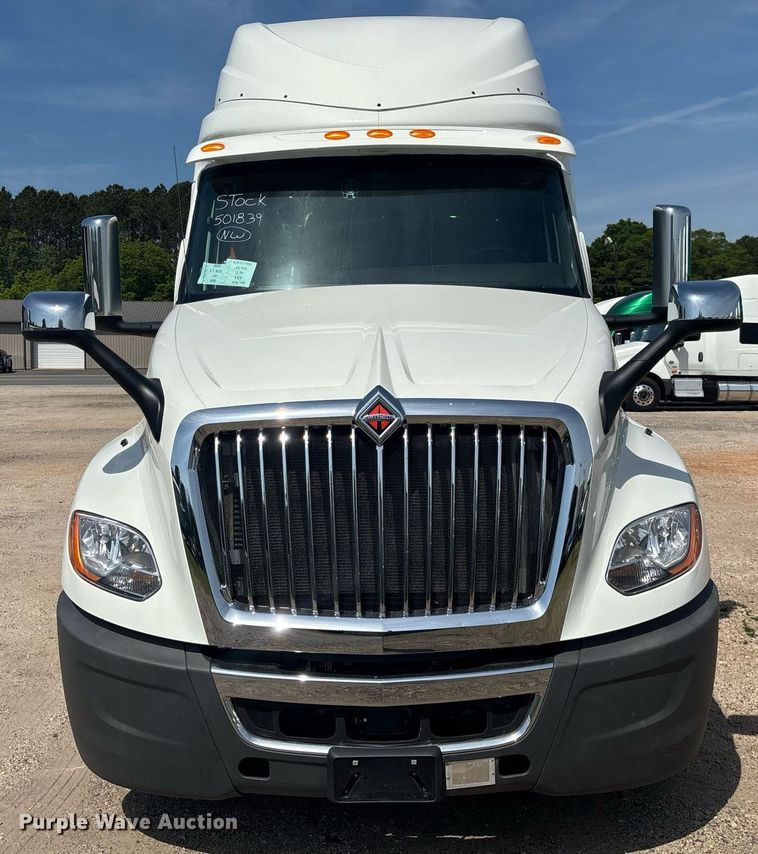 image for item EC3586 2020 International LT625 semi truck