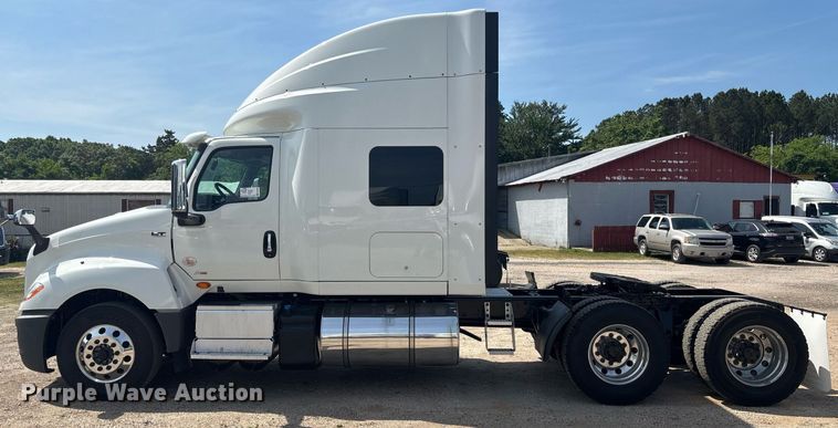 image for item EC3586 2020 International LT625 semi truck