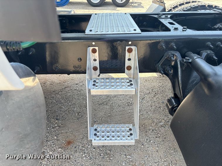 image for item EC3586 2020 International LT625 semi truck