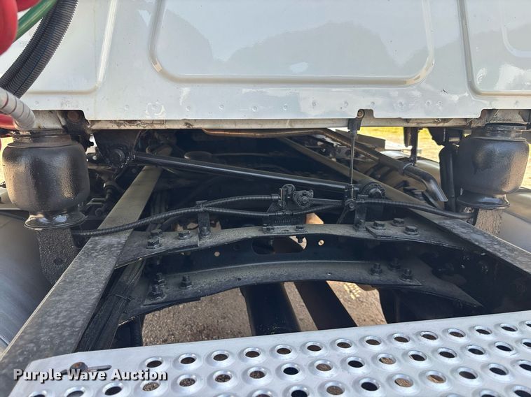 image for item EC3586 2020 International LT625 semi truck