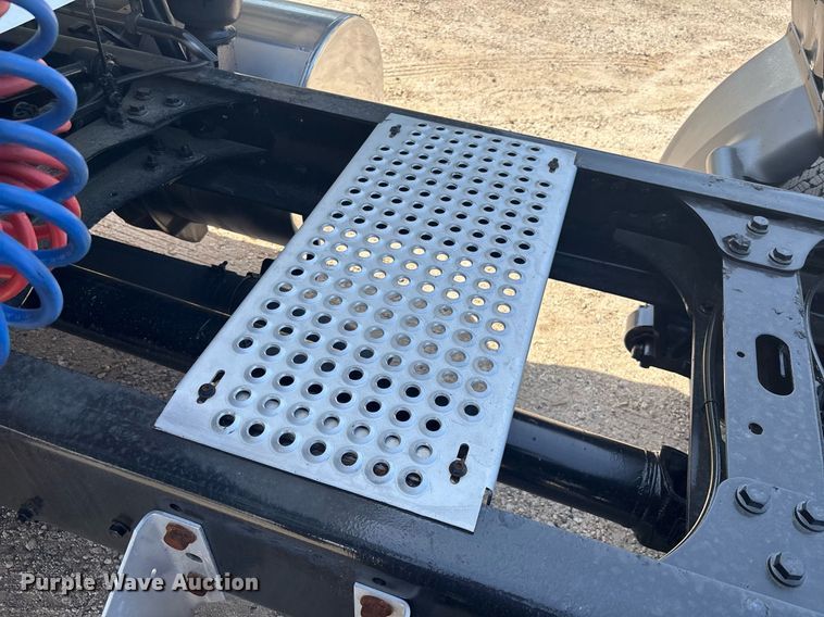 image for item EC3586 2020 International LT625 semi truck