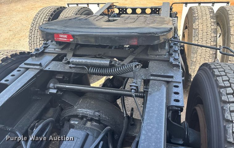 image for item EC3586 2020 International LT625 semi truck