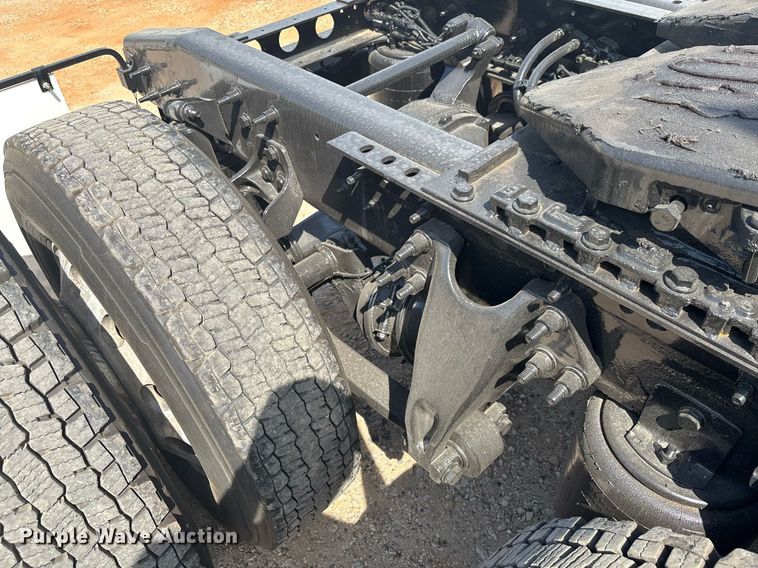 image for item EC3586 2020 International LT625 semi truck