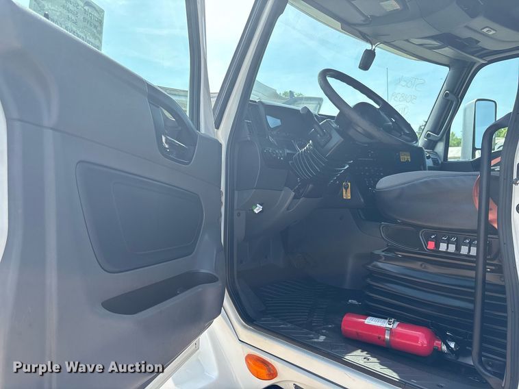 image for item EC3586 2020 International LT625 semi truck