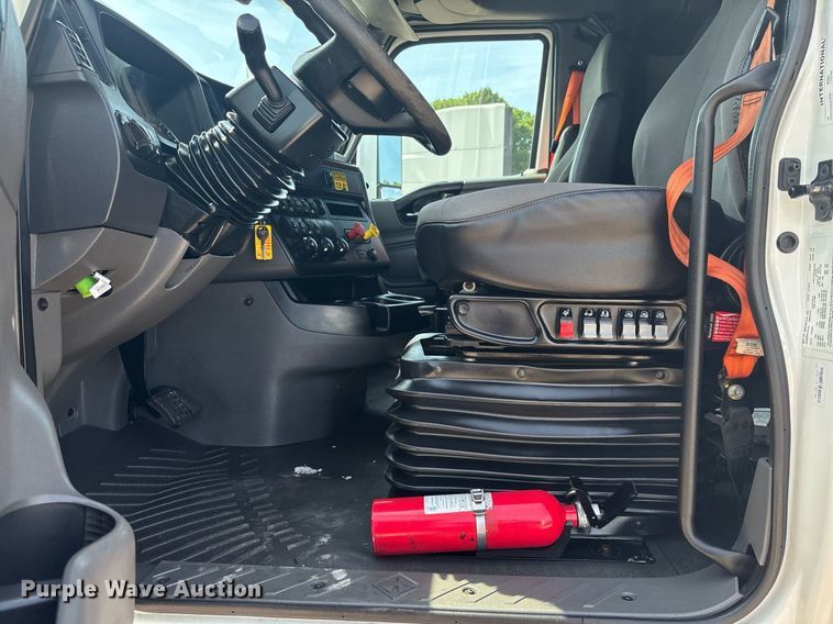 image for item EC3586 2020 International LT625 semi truck