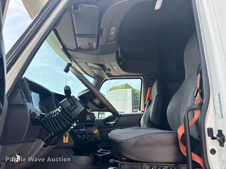 image for item EC3586 2020 International LT625 semi truck