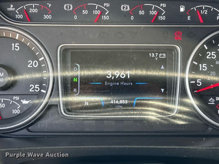 image for item EC3586 2020 International LT625 semi truck