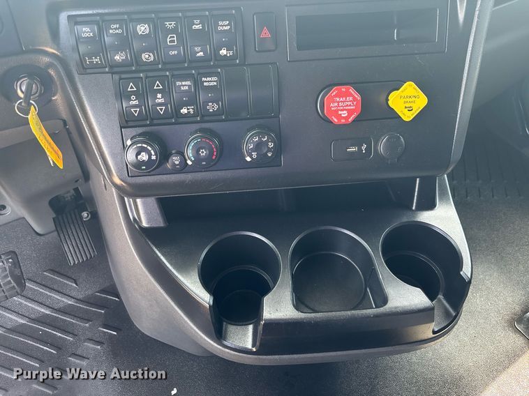 image for item EC3586 2020 International LT625 semi truck