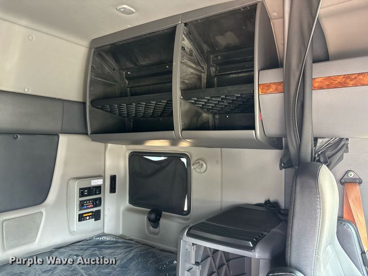 image for item EC3586 2020 International LT625 semi truck