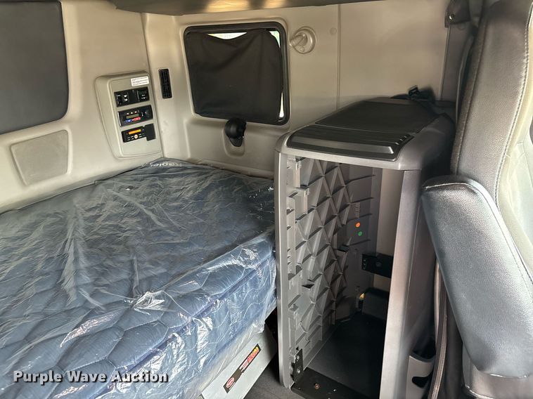 image for item EC3586 2020 International LT625 semi truck