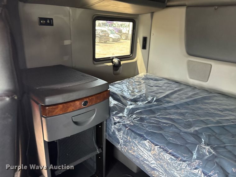 image for item EC3586 2020 International LT625 semi truck