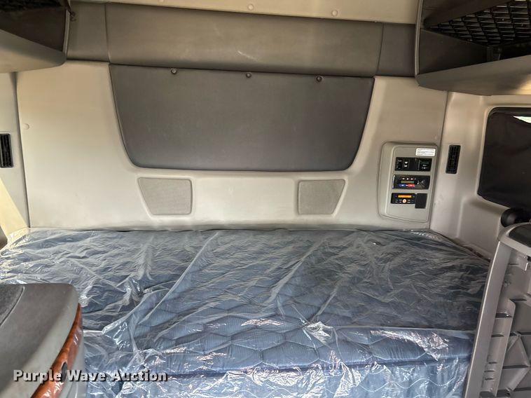 image for item EC3586 2020 International LT625 semi truck