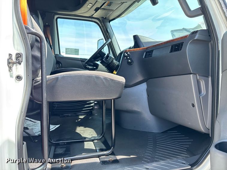 image for item EC3586 2020 International LT625 semi truck