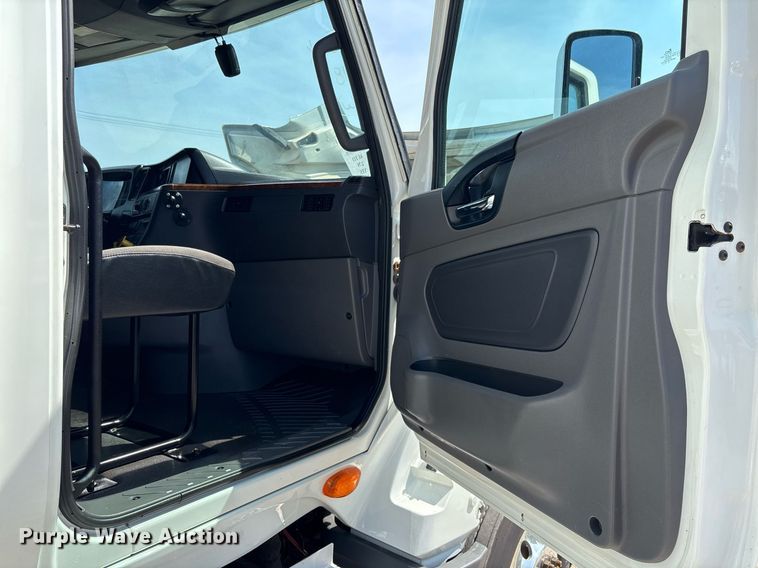 image for item EC3586 2020 International LT625 semi truck