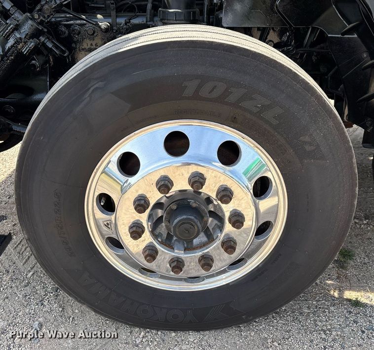 image for item EC3586 2020 International LT625 semi truck