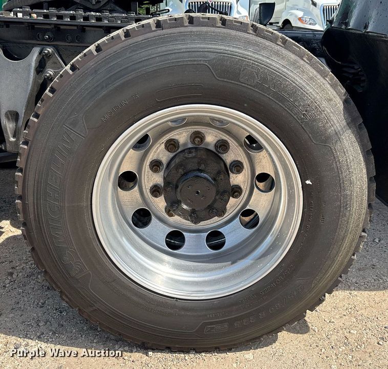 image for item EC3586 2020 International LT625 semi truck