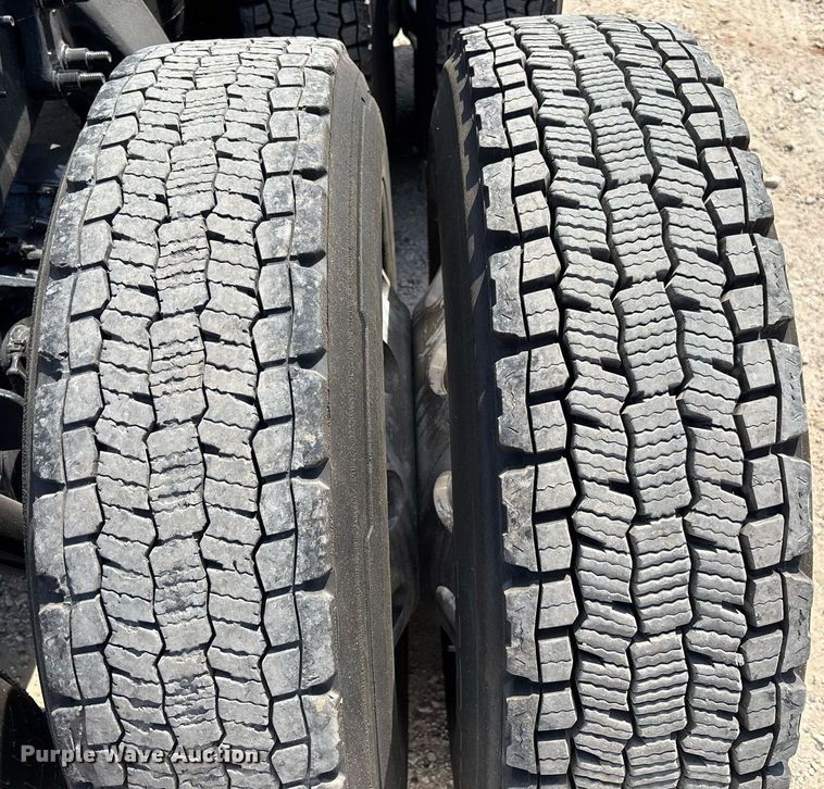 image for item EC3586 2020 International LT625 semi truck