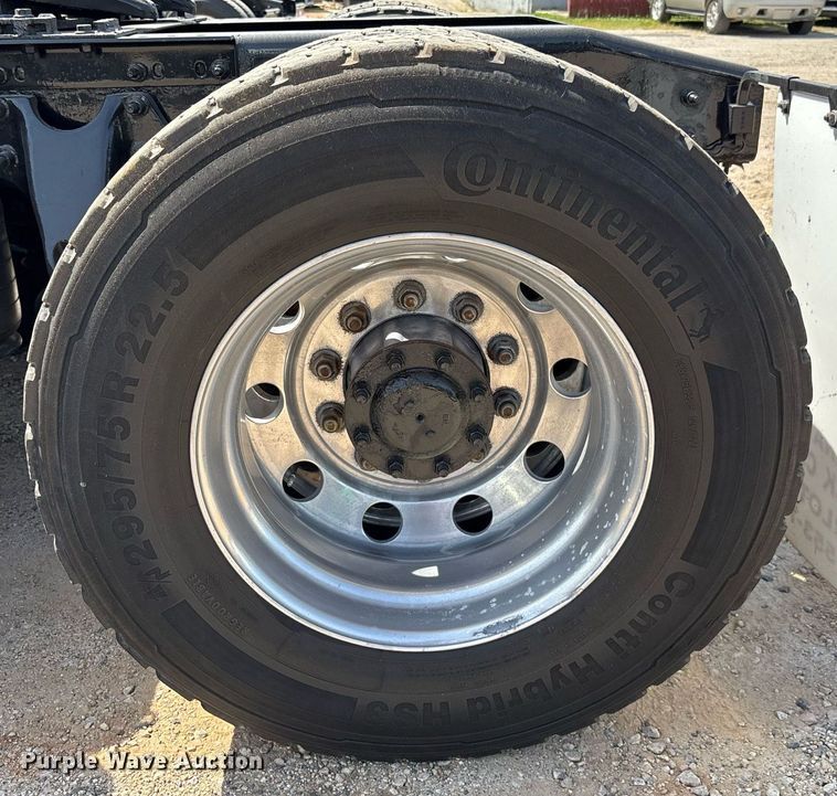 image for item EC3586 2020 International LT625 semi truck