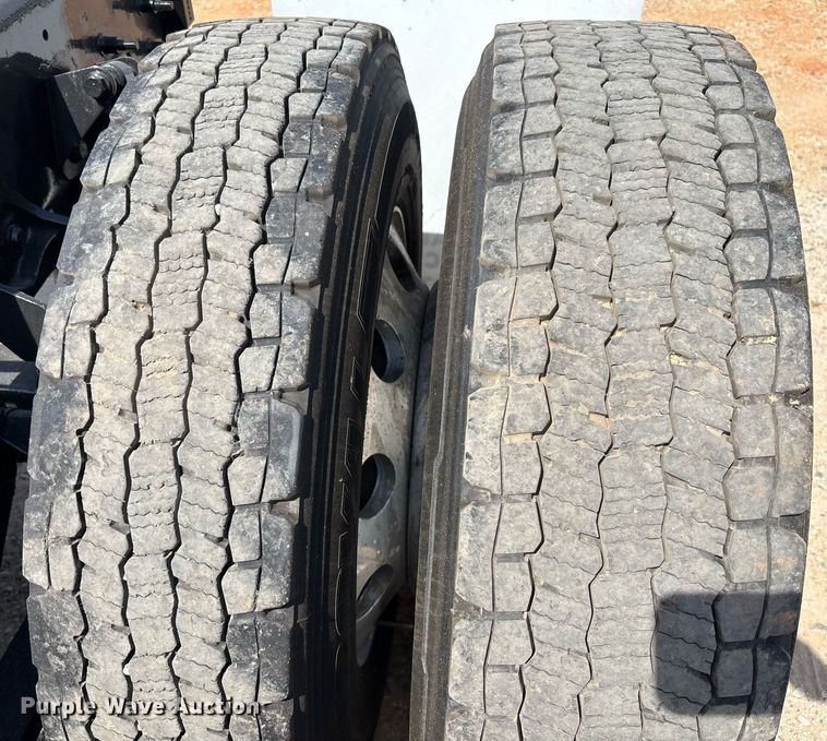 image for item EC3586 2020 International LT625 semi truck