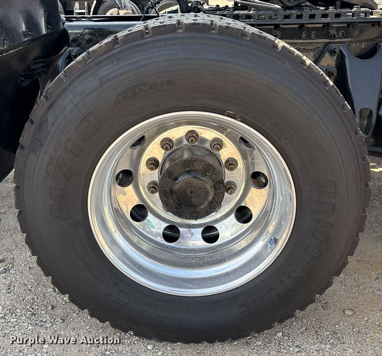 image for item EC3586 2020 International LT625 semi truck