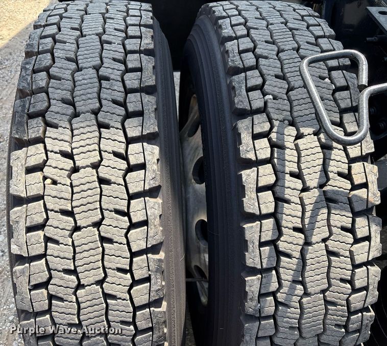 image for item EC3586 2020 International LT625 semi truck