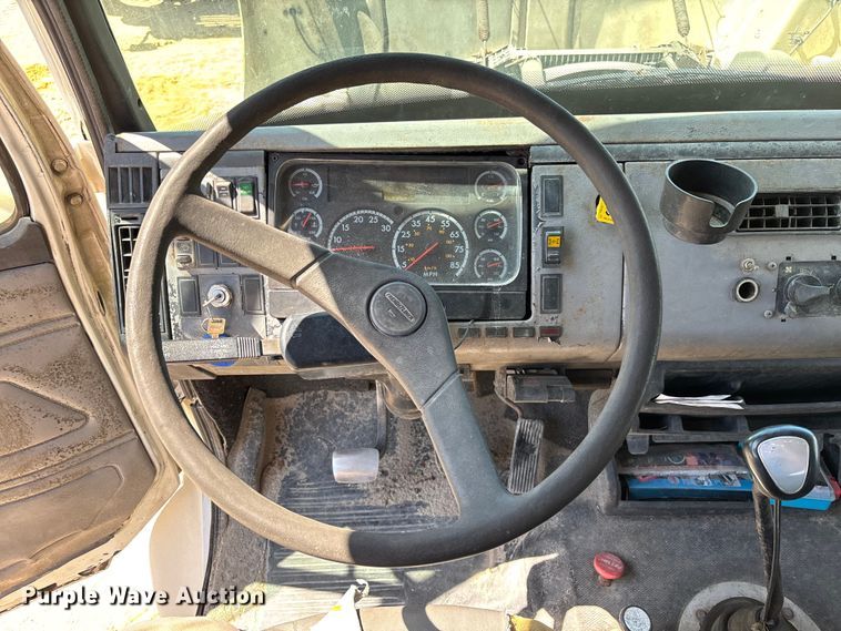 image for item EC3850 2001 Freightliner FL80 flatbed truck