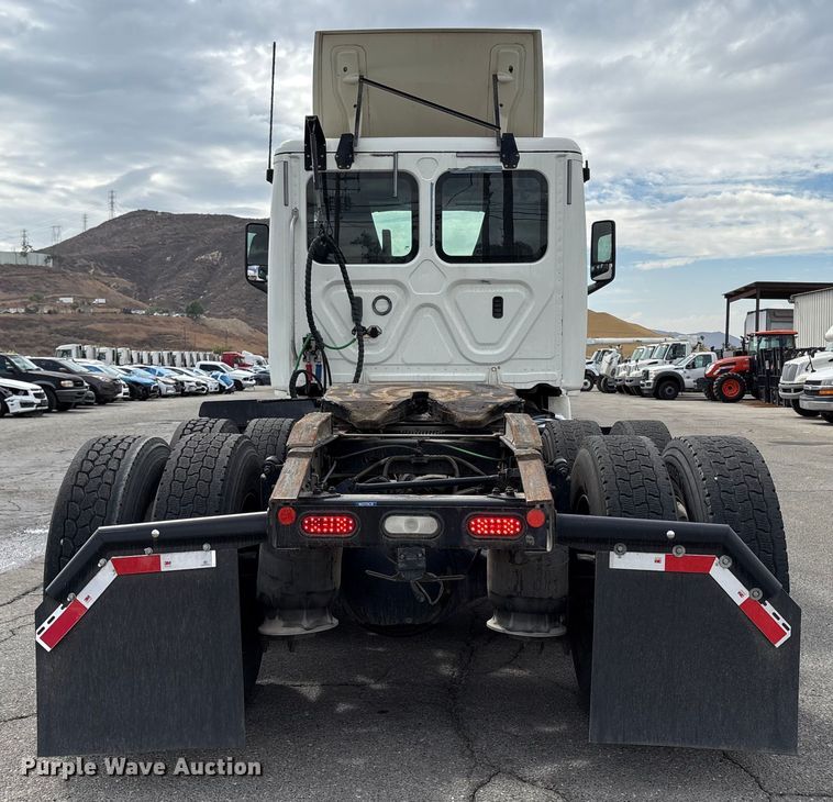 image for item EC8016 2019 Freightliner Cascadia semi truck