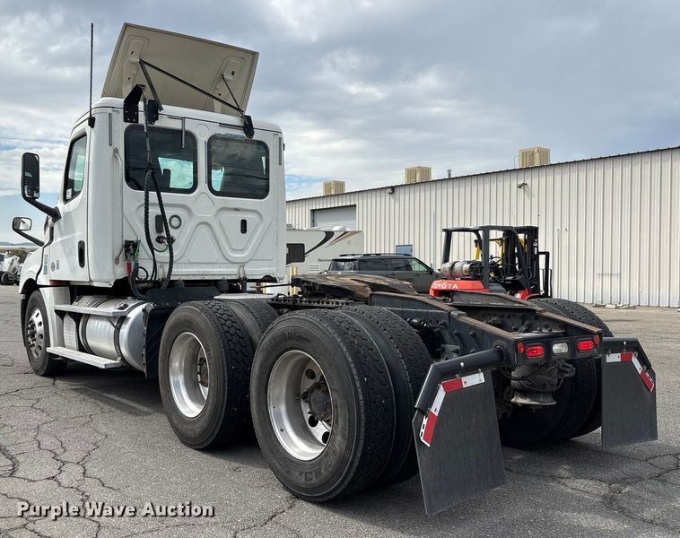 image for item EC8016 2019 Freightliner Cascadia semi truck