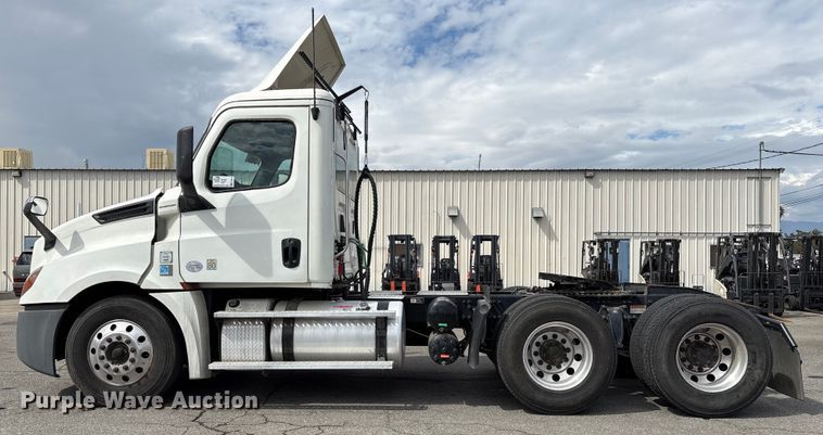 image for item EC8016 2019 Freightliner Cascadia semi truck