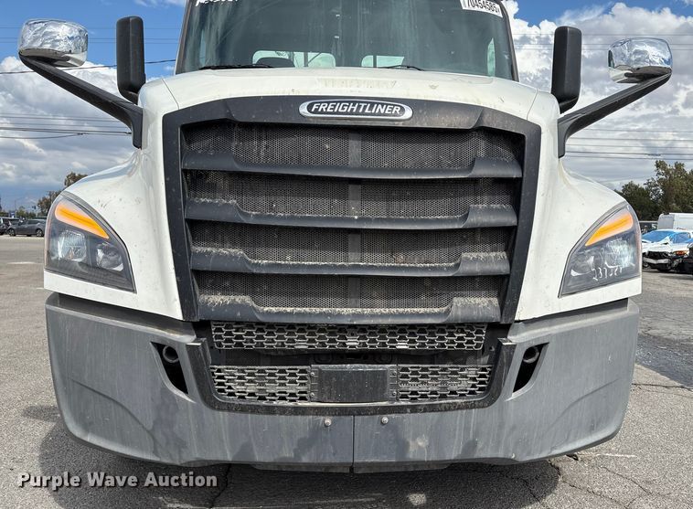 image for item EC8016 2019 Freightliner Cascadia semi truck