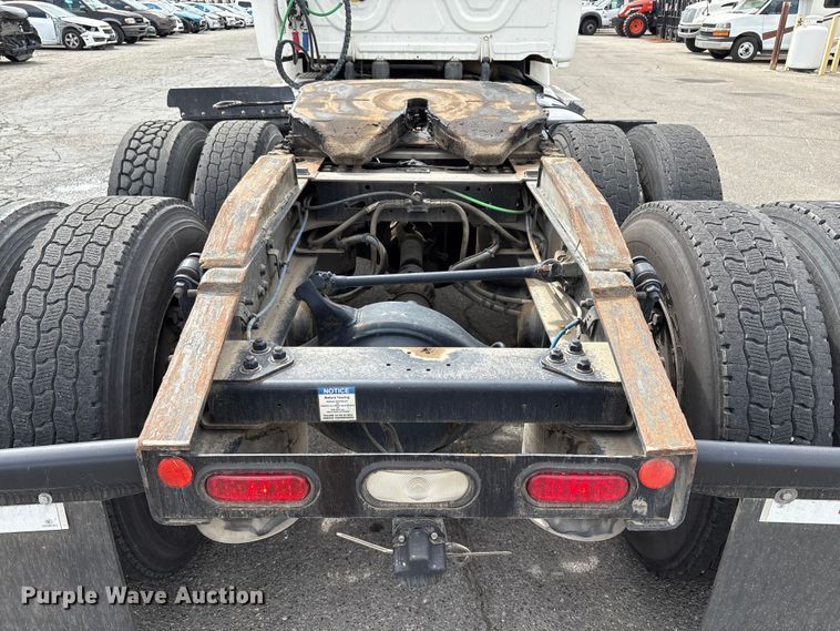 image for item EC8016 2019 Freightliner Cascadia semi truck