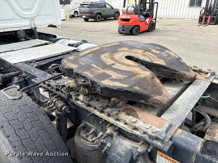 image for item EC8016 2019 Freightliner Cascadia semi truck