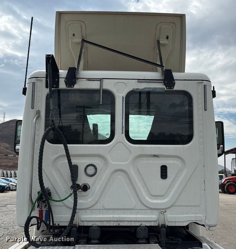 image for item EC8016 2019 Freightliner Cascadia semi truck