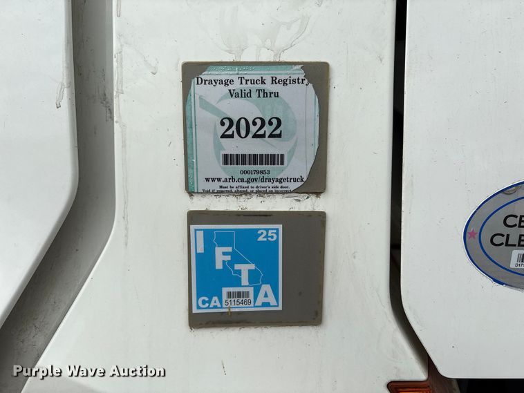 image for item EC8016 2019 Freightliner Cascadia semi truck