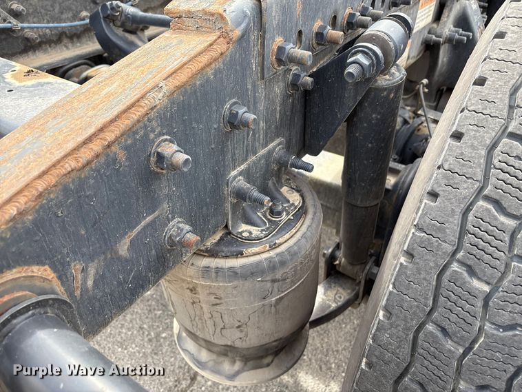 image for item EC8016 2019 Freightliner Cascadia semi truck