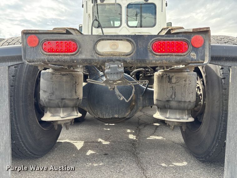 image for item EC8016 2019 Freightliner Cascadia semi truck