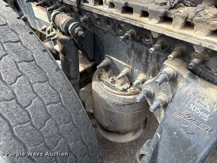 image for item EC8016 2019 Freightliner Cascadia semi truck