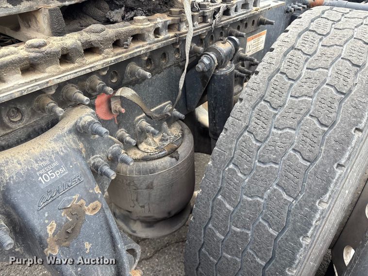 image for item EC8016 2019 Freightliner Cascadia semi truck