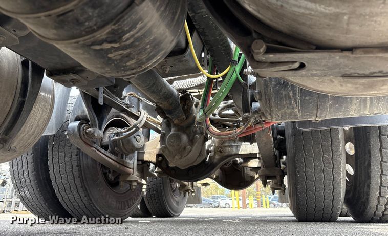 image for item EC8016 2019 Freightliner Cascadia semi truck