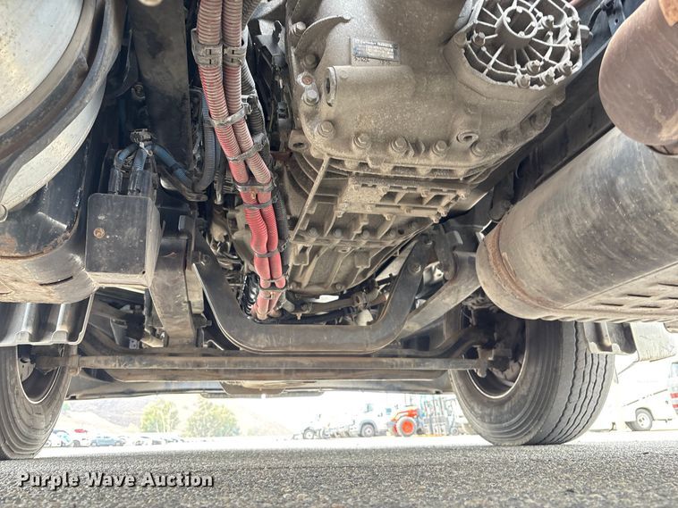 image for item EC8016 2019 Freightliner Cascadia semi truck