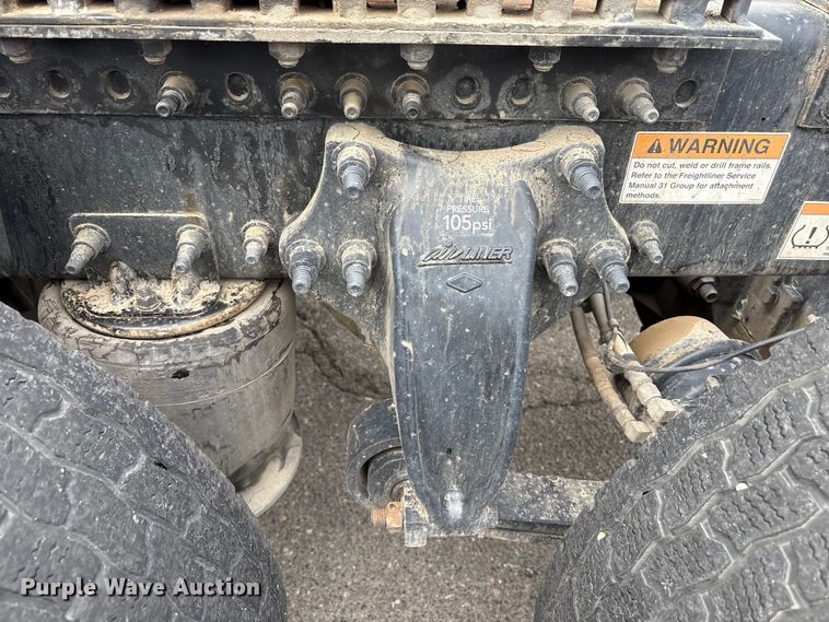 image for item EC8016 2019 Freightliner Cascadia semi truck