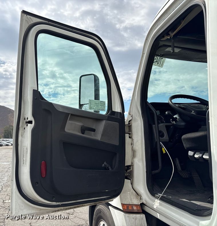 image for item EC8016 2019 Freightliner Cascadia semi truck