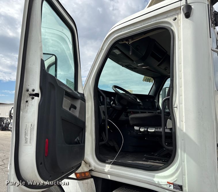 image for item EC8016 2019 Freightliner Cascadia semi truck