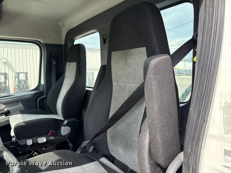 image for item EC8016 2019 Freightliner Cascadia semi truck