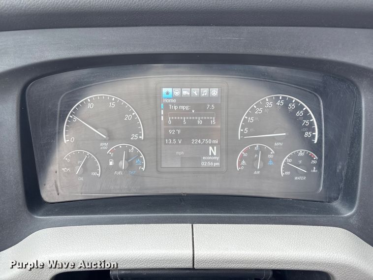 image for item EC8016 2019 Freightliner Cascadia semi truck