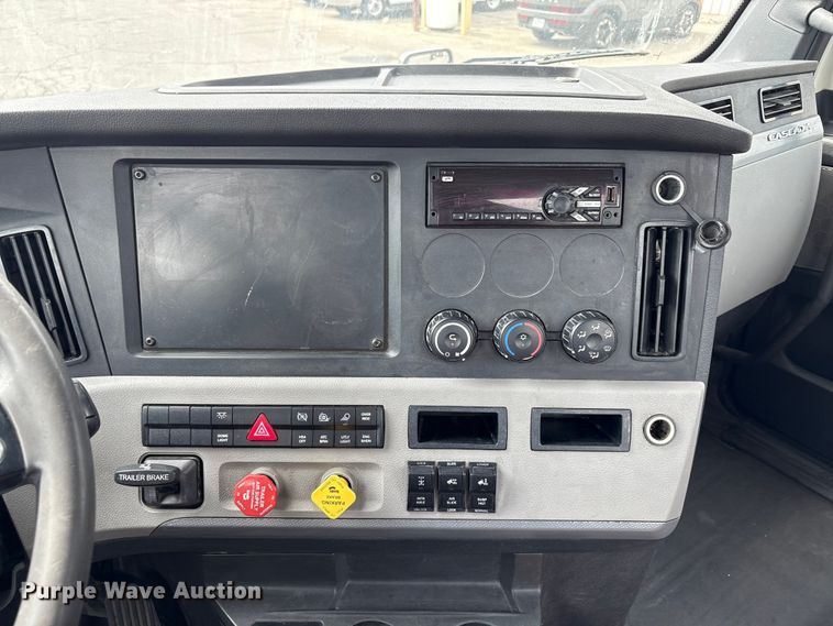 image for item EC8016 2019 Freightliner Cascadia semi truck