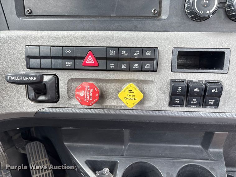 image for item EC8016 2019 Freightliner Cascadia semi truck