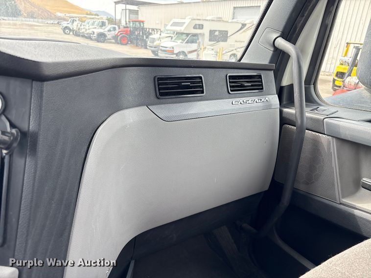 image for item EC8016 2019 Freightliner Cascadia semi truck