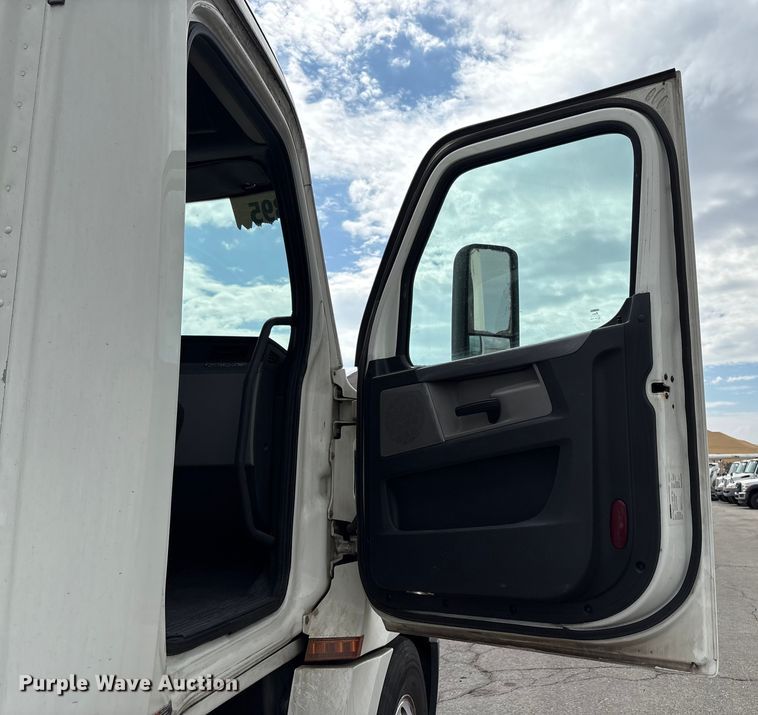 image for item EC8016 2019 Freightliner Cascadia semi truck