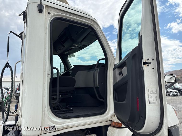 image for item EC8016 2019 Freightliner Cascadia semi truck